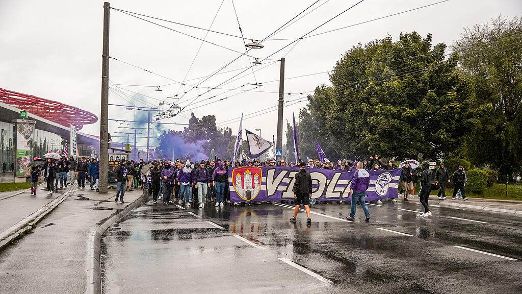 Die Fans von Austria Salzburg beim Fanmarsch vor dem Zweitliga-Spiel gegen den FC Liefering.