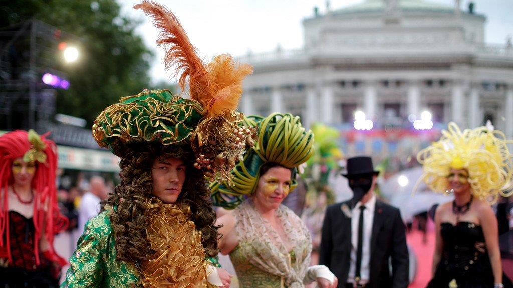 Life Ball 2014: Erste Gäste am Magenta Carpet (Kostüme)