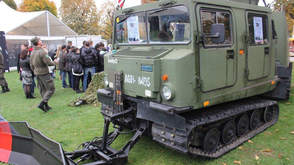 Weltrekord: Franz Müllner zieht Pandur-Radpanzer am Wiener Heldenplatz (Vienna.at)
