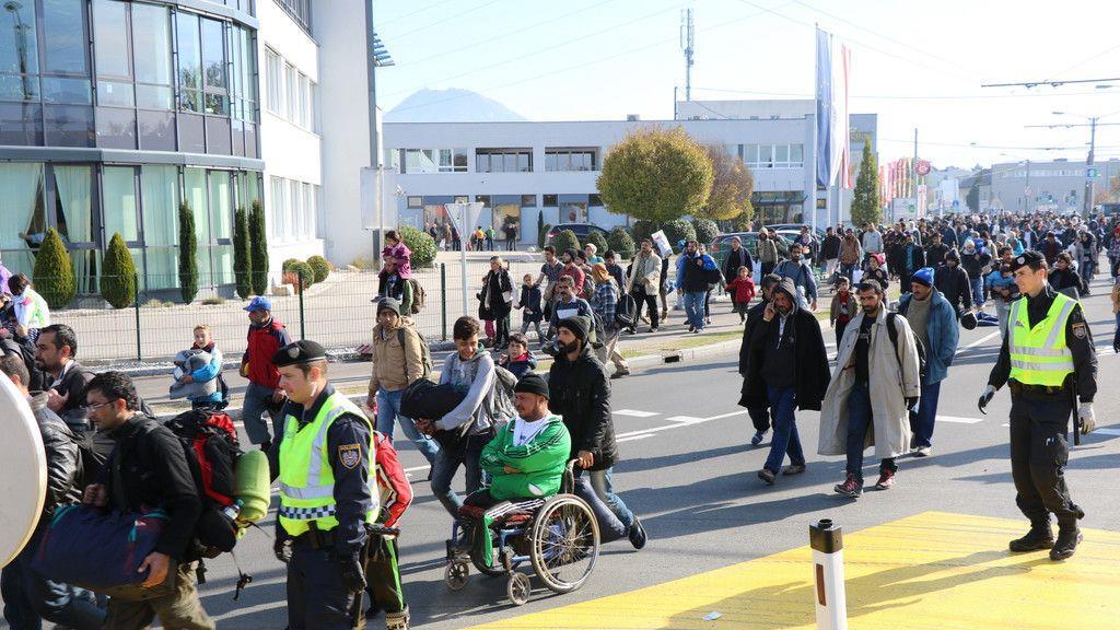 Flüchtlinge marschieren zu Grenze