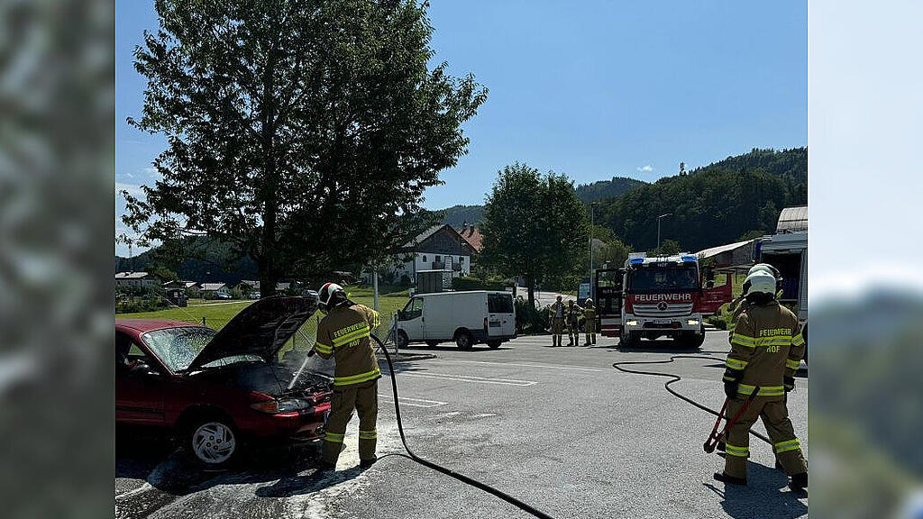 Autobrand auf Parkplatz in Hof