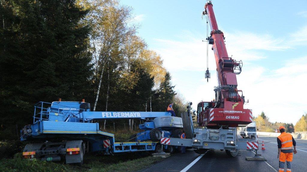 Sattelzug kracht gegen Böschung