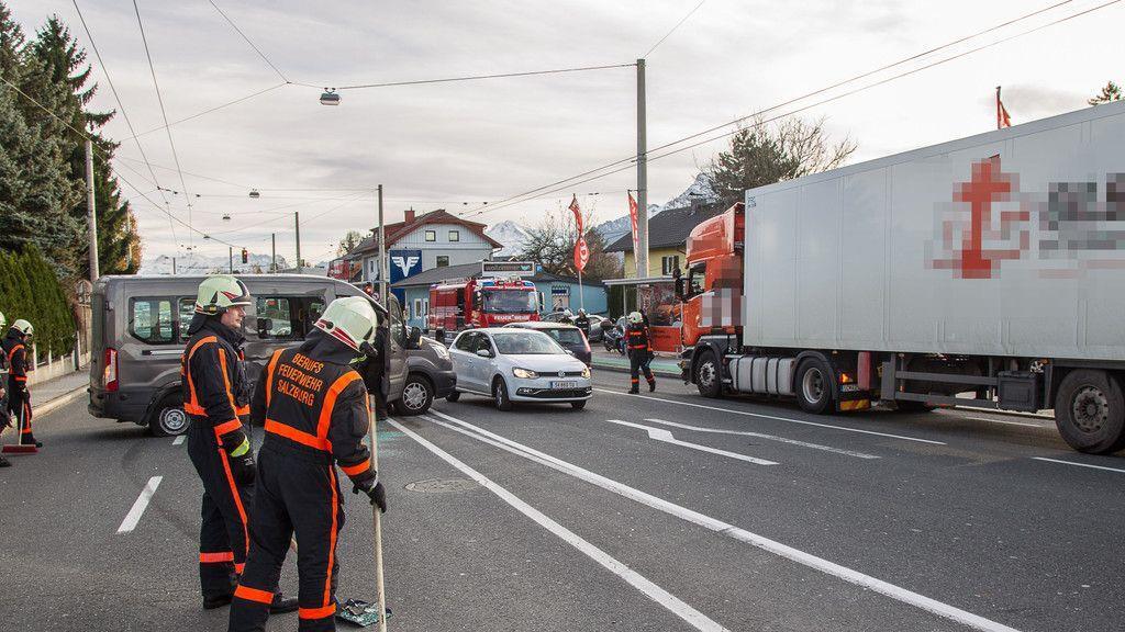 Lkw gegen Kleinbus auf der Münchner Bundesstraße