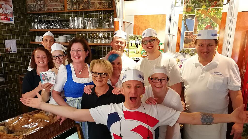 Andi Knoll (vorne) half in der Bäckerei Hofmann in Salzburg mit.