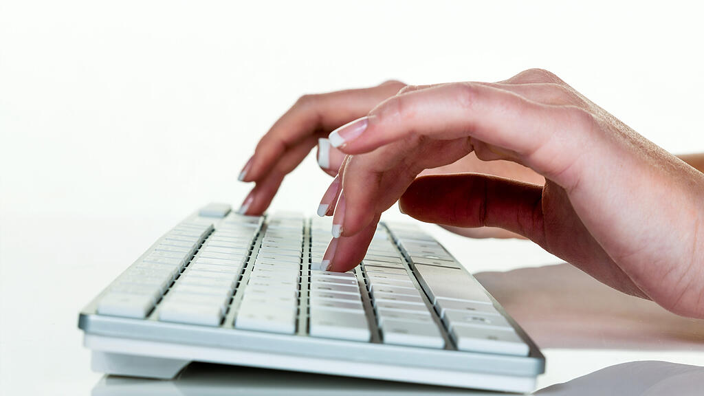 167801_Frau_im_Buero_mit_Computer.jpg