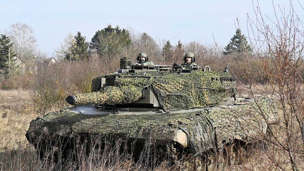 Vorf\u00fchrung mit Leopard-Kampfpanzer in Wels