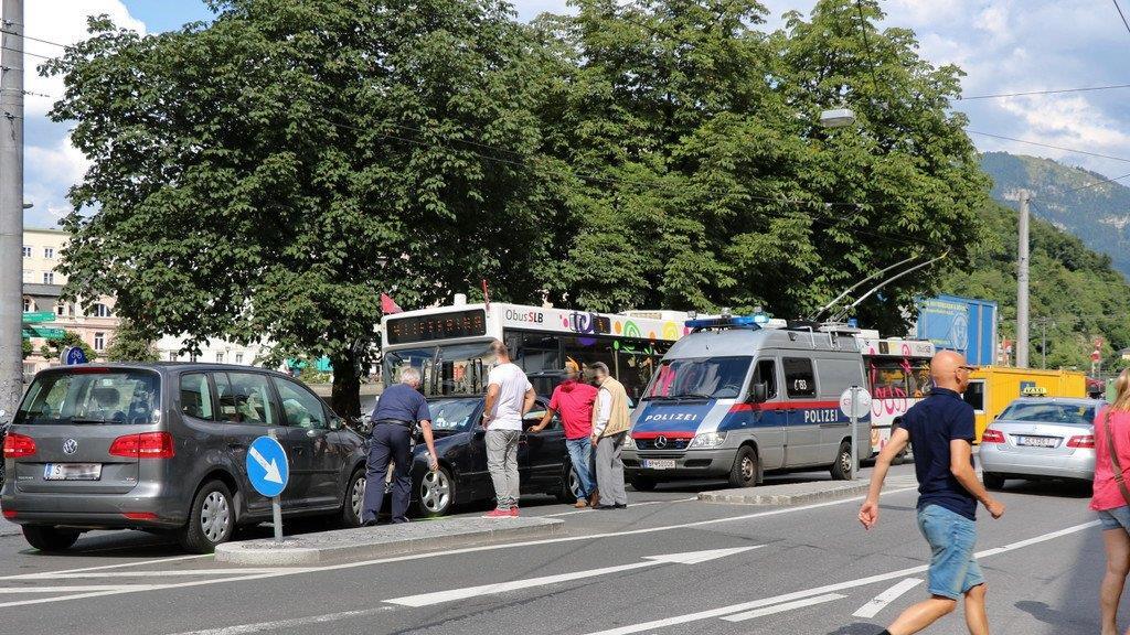 Hanusch-Platz: VW kracht gegen Taxi