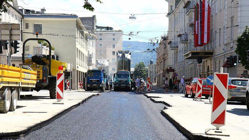 Die Asphaltierungsarbeiten in der Schwarzstraße am Sonntag.