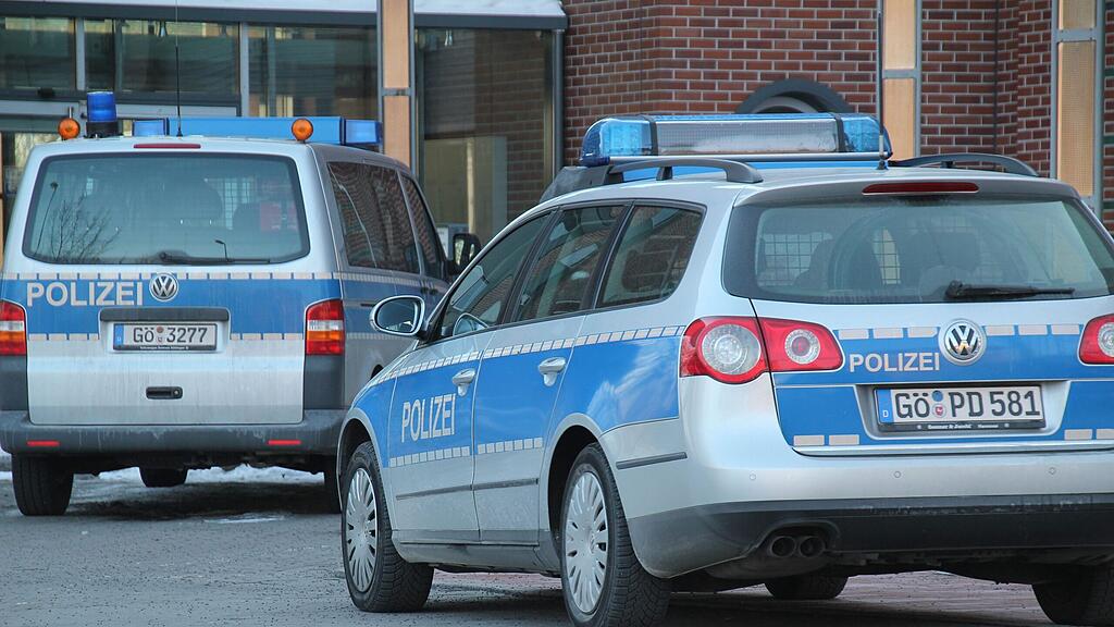 Die Polizei hält sich offiziell bedeckt, die beiden Männer sollen sich jedoch in einem perversen Online-Forum kennengelernt haben.
