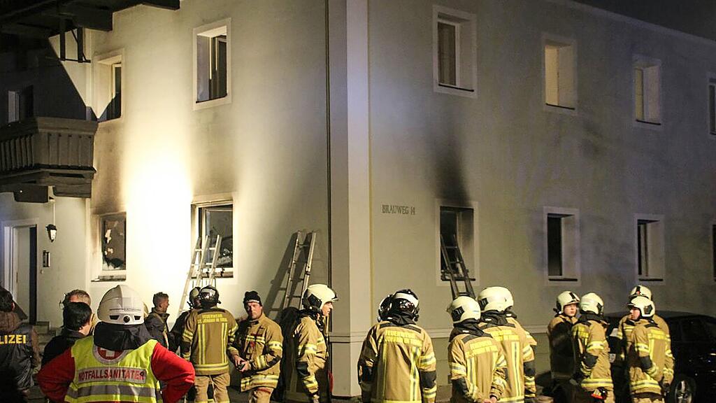 Einsatzkräfte am Schauplatz des Brandes.