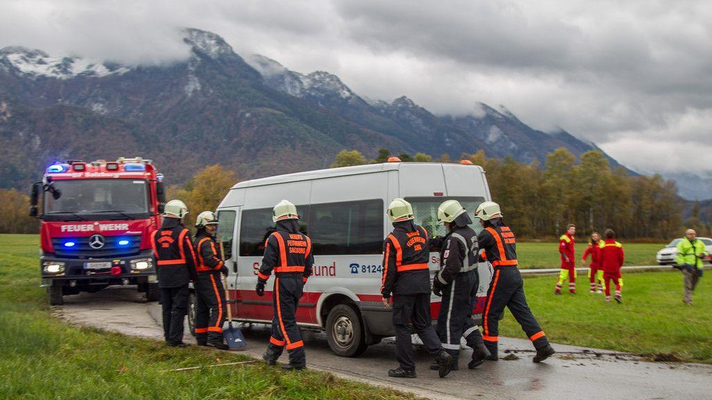 Sternhofweg: Transporter kippt in Graben