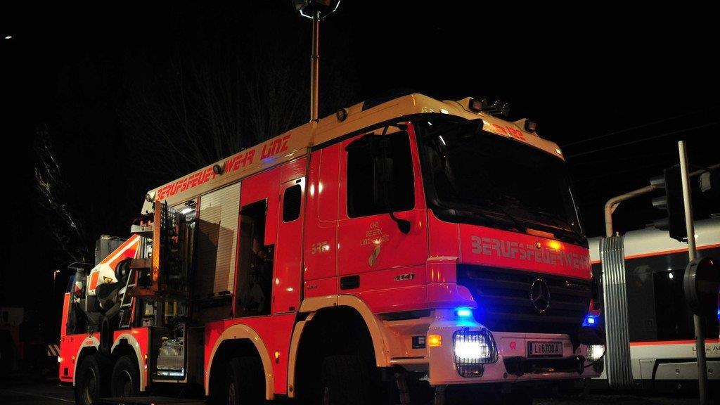 Rettungsauto prallt in Bim