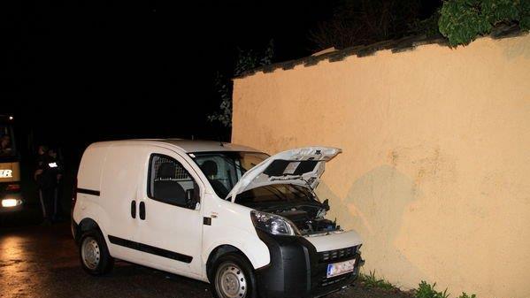 Fahrer flüchtet nach Unfall