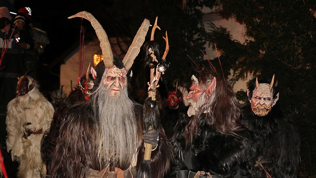 Anifer Krampuslauf am Dorfplatz