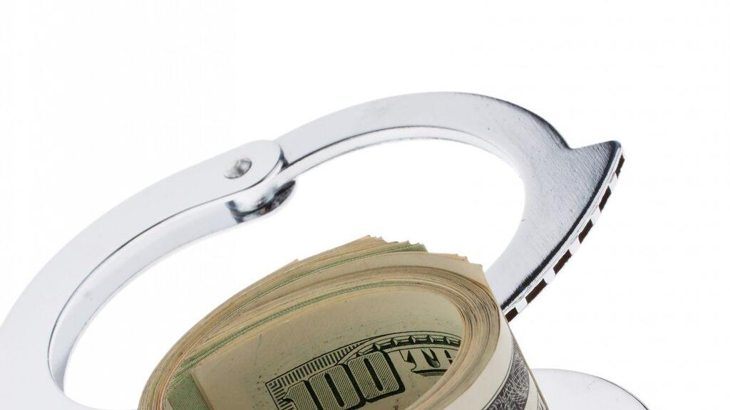 Die Betrügerin hatte 7.000 US-Dollar und mehrere tausend Euro bei sich.