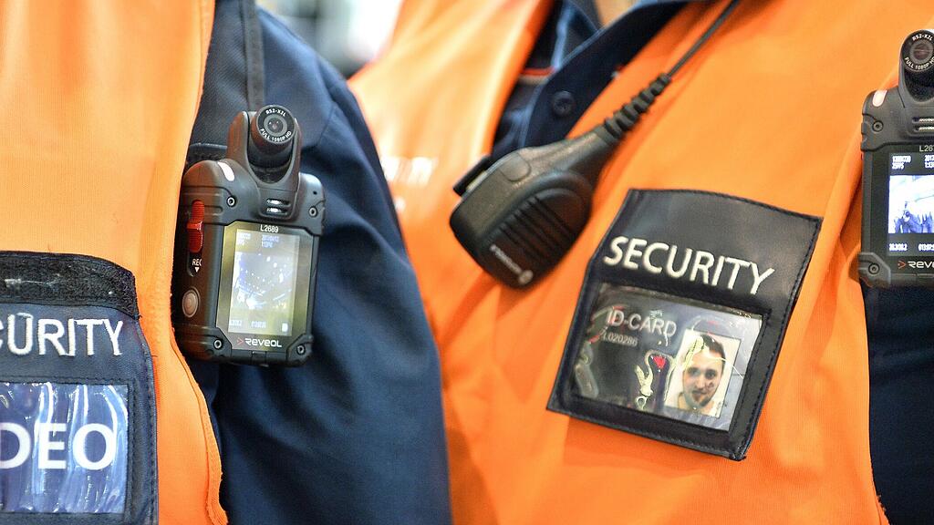 Der 16-Jährige ging auf die Security-Mitarbeiter los.