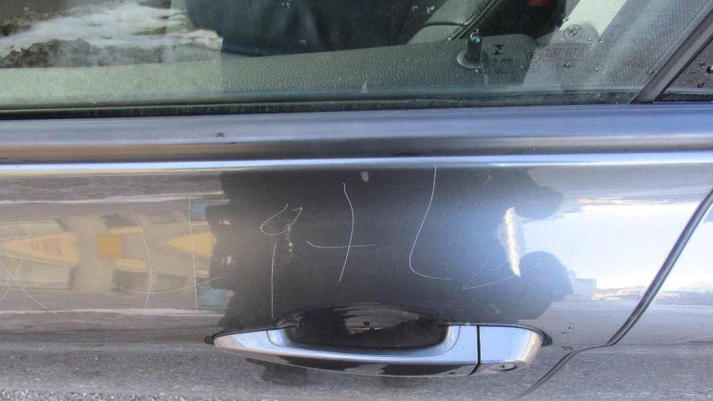 Autos mit Nazi-Symbolen in Hallein zerkratzt