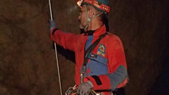 Höhlenretter säubern Riesending-Höhle