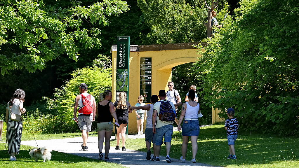 Sommerwetter: Salzburger stürmen Hellbrunn