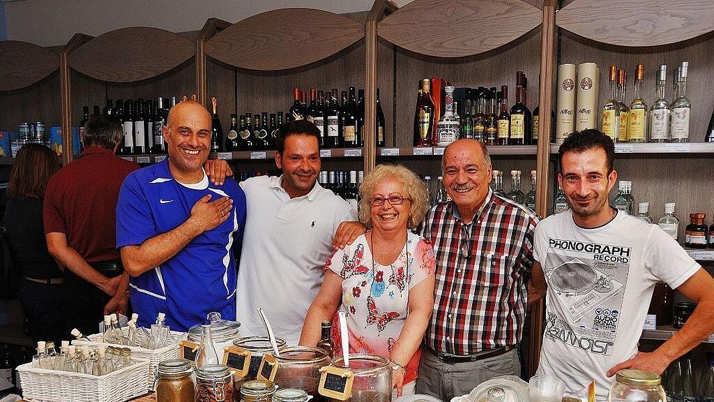 Im Bild von links nach rechts: Kosta Kioses, Konstantinos Tolias (Geschäftspartern von),  Andreas Kalampakas mit seiner Frau und Panagiotis Chitis