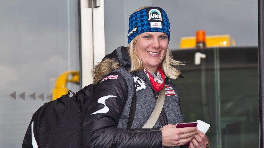 Ski-Damen heben von Salzburg ab