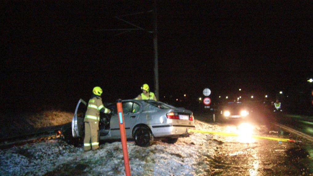 Pkw landet bei Unfall auf Gleisen