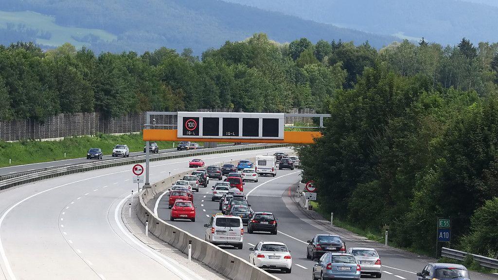 Stau nach Auffahrunfall auf A10