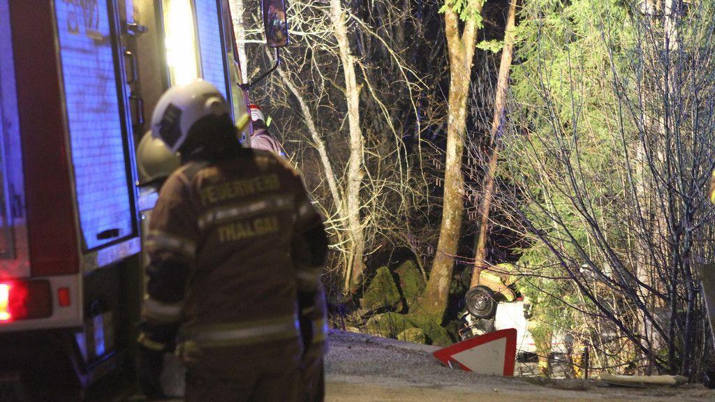 Auto stürzt in Bach