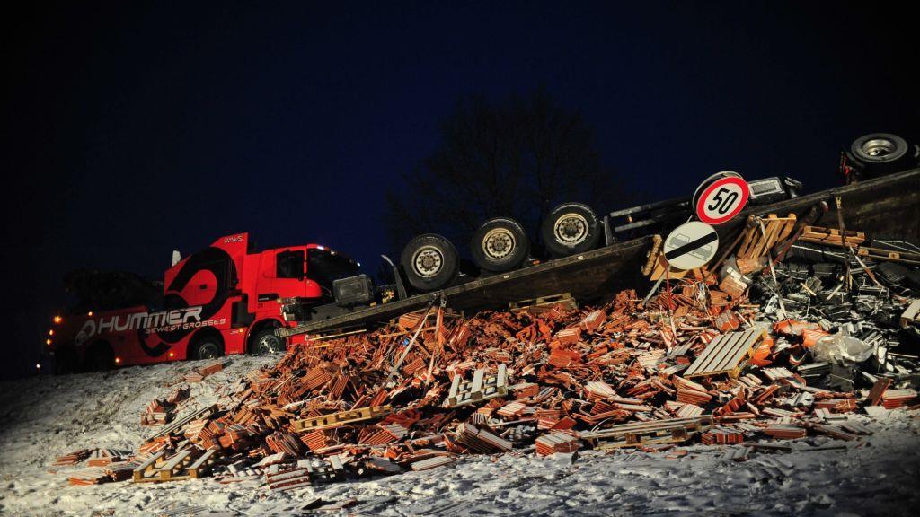 Lkw kippt um