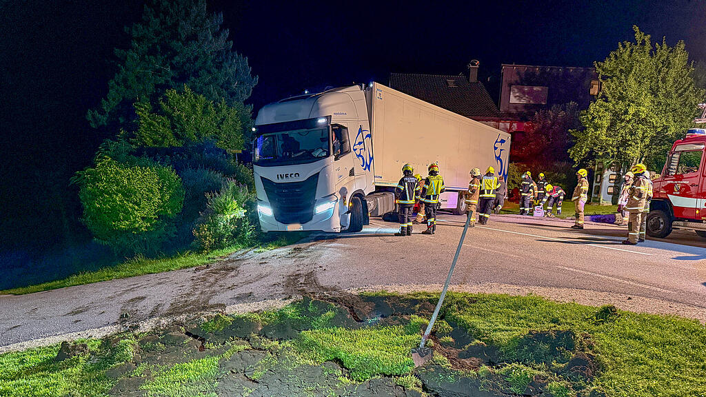 Feuerwehren befreien in Wiese versunkenen Lkw in Ort am Mondsee