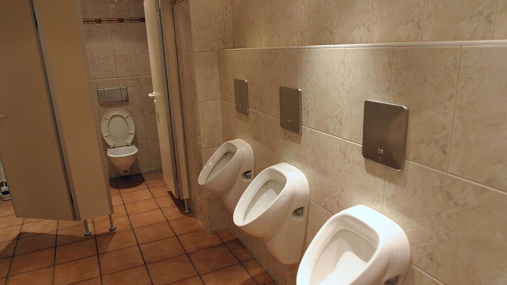 Die drei Männer attackierten den 37-Jährigen auf der Toilettenanlage des Salzburger Hauptbahnhofs.