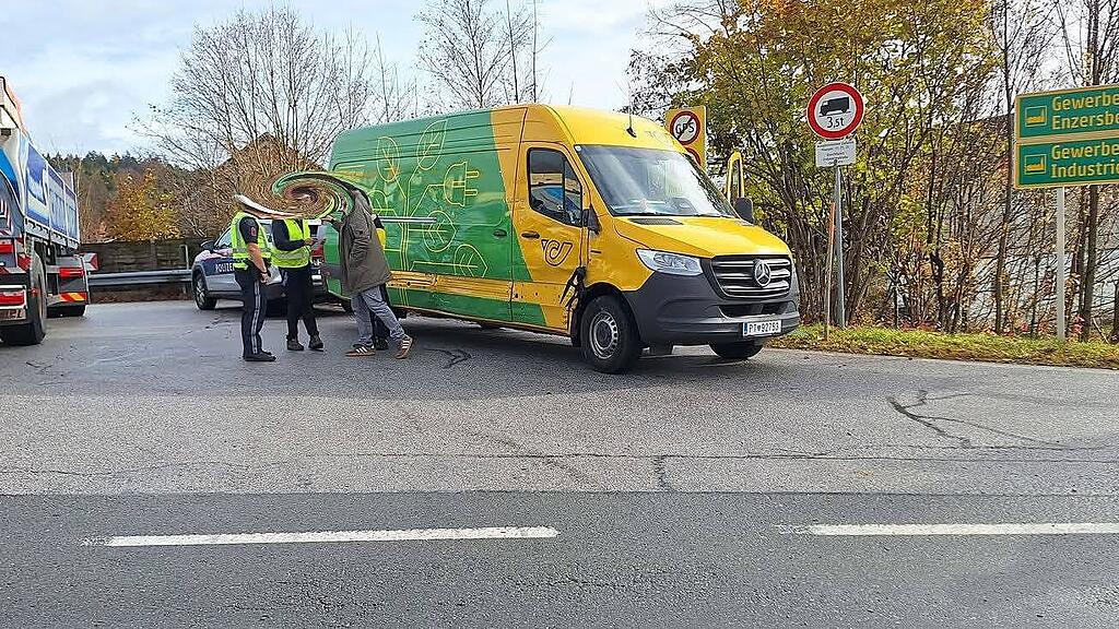 Kollision Lkw - Lieferwagen Thalgau