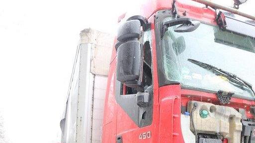 Lkw landet im Straßengraben