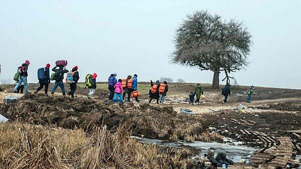 Flüchtlinge warten auf eine Weiterreise nach Serbien