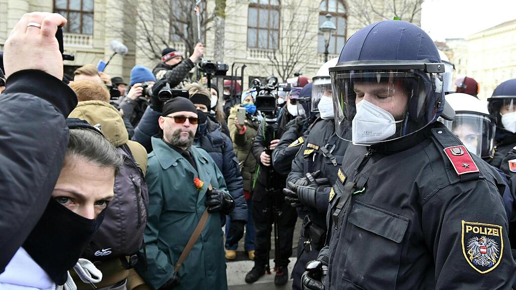 Verbotene Corona-Demo in Wien von Polizei begleitet