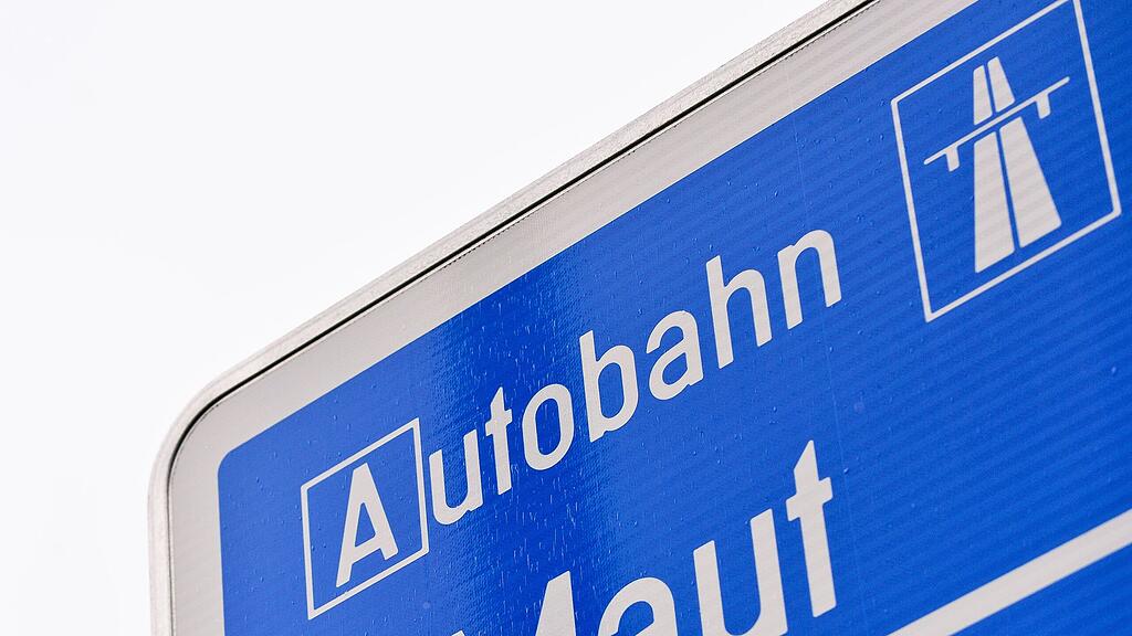 Organisationen mit Blaulicht-Bescheid dürfen künftig ohne Vignette auf der Autobahn fahren. (Symbolbild)
