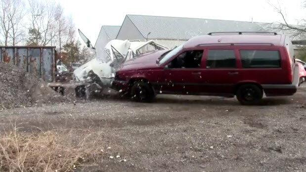 Der Kleinwagen ist Schrott, der rote Volvo fährt nach dem Crash locker weiter.
