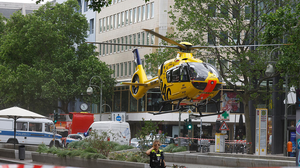 Berlin: Auto f\u00e4hrt in Menschenmenge II