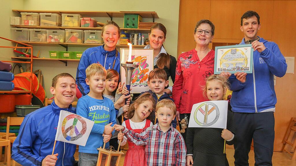 Höhepunkt war die Übertragung des Friedenslichtes von der Fackel in eine Laterne des Kindergartens.