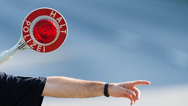 Beide Fahrer gerieten in eine Polizeikontrolle