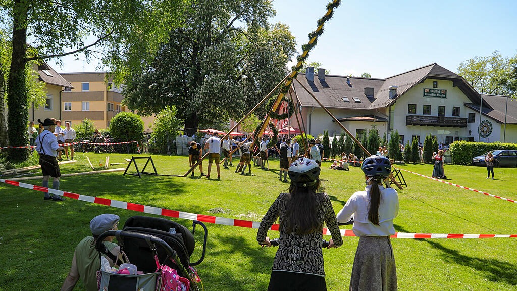 Maibaumaufstellen in Maxglan