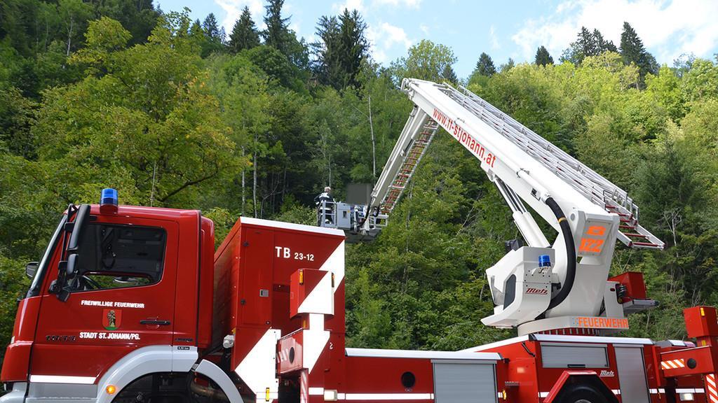 Familie von Ufer der Wagrainer Ache gerettet
