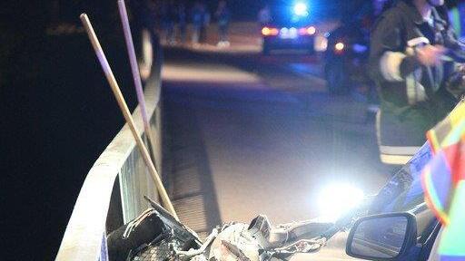 Fahrer prallt gegen Brücke und springt in Saalach