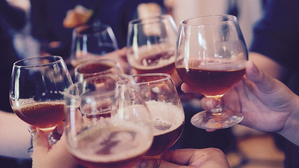 Lokal, Prost, Bier, Getränk, Bar, feiern, Gastro, SB