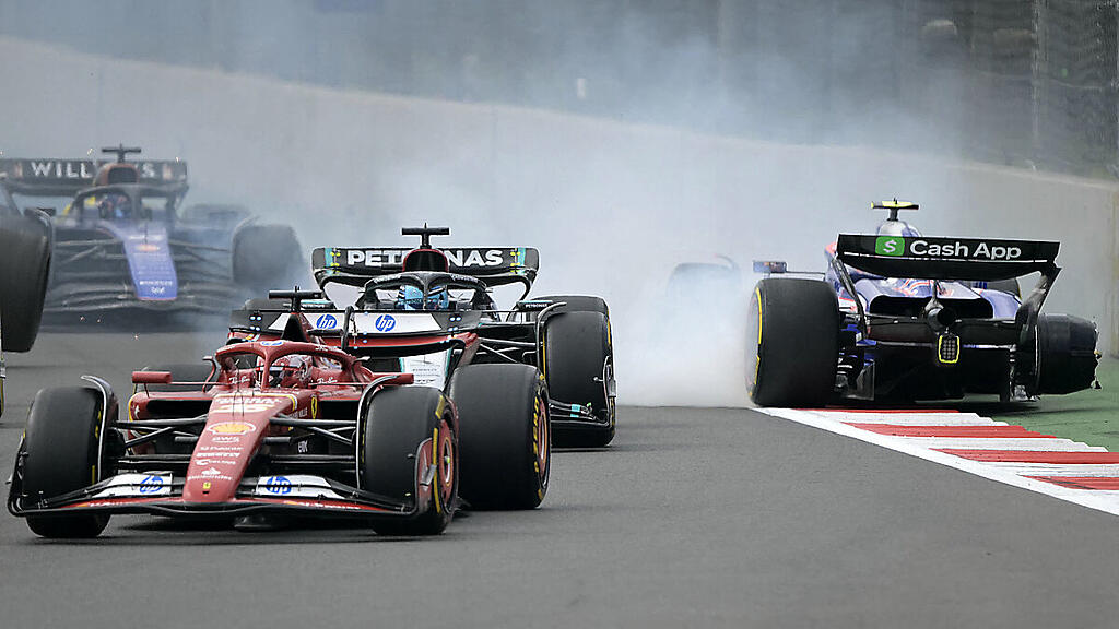 Ferrari vorne, Tsunoda in der Bande