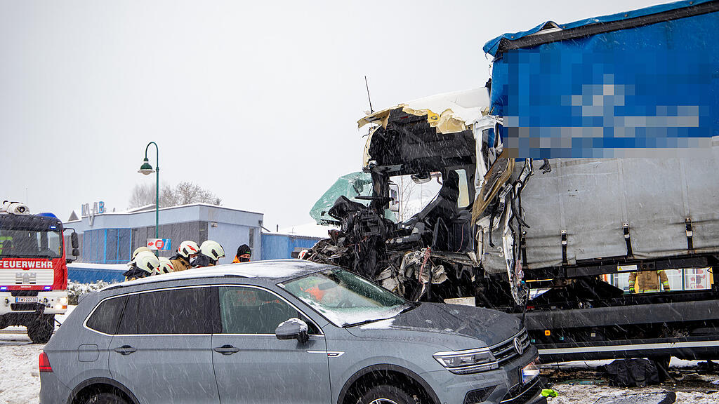 Unfall Henndorf, B1, Lkw vs. Pkw