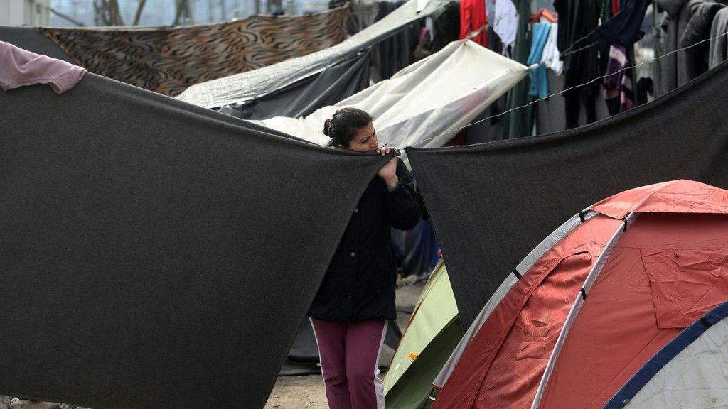 Flüchtlinge besetzen Bahnschienen bei Idomeni erneut