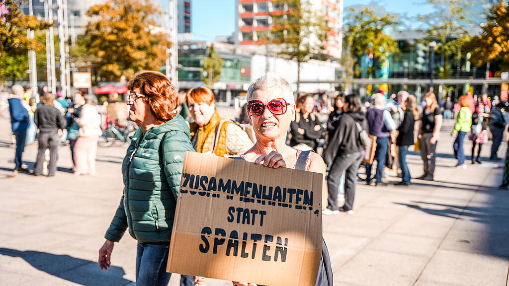 Demo "Zusammenhalten statt spalten" in der Stadt Salzburg