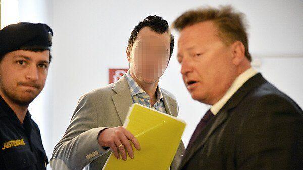 In dem Großverfahren, in dem drei Anklagen zusammen geführt wurden, stehen insgesamt zwölf Personen vor Gericht.