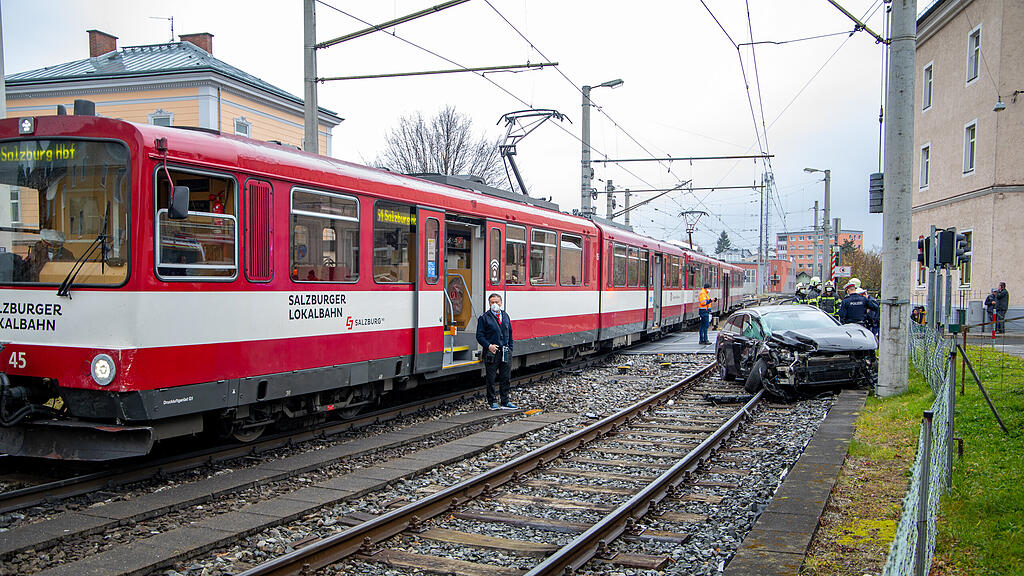 Pkw kontra Lokalbahn in Itzling